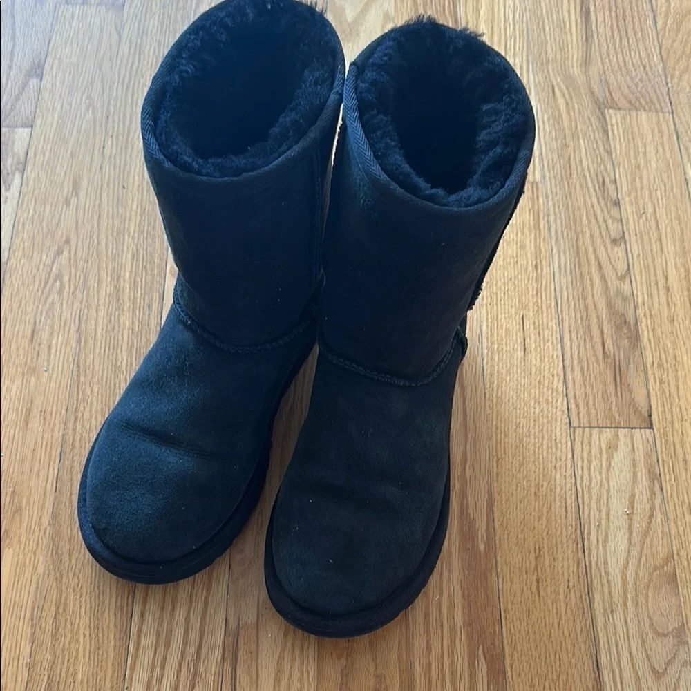 Ugg sz 7 Black Suede shearling Fur-Lined Boots good pre owned condition